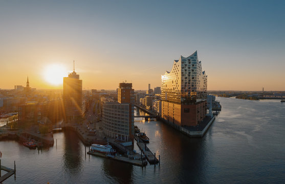 Luftaufnahme Sonnenaufgang Hamburg Hafen mit Blick auf die Elbphilharmonie
