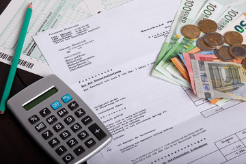 Konzept Steuern Bescheid Erstattung mit Geld und Taschenrechner