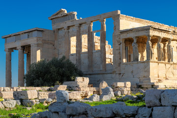 Obraz premium Ancient Erechtheion temple with Caryatid Porch on the Acropolis near Parthenon, Athens, Greece.