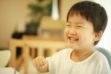 食事する男の子