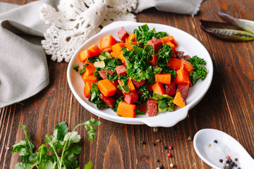 Organic salad with cabbage, raw tuna, and carrot