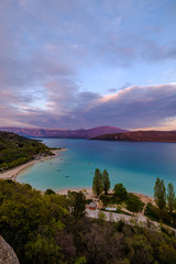 Vue panoramique sur le lac de Sainte-Croix au printemps. Coucher de soleil. Provence. France. Photo verticale.