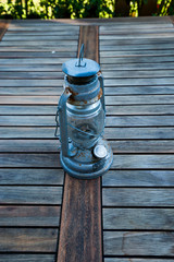 Alte Öl-Lampe auf rustikalem Tisch