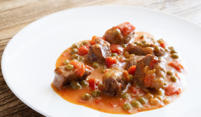 beef stew with tomato, onion, and peas