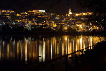 Fototapeta premium night skyline on a lake