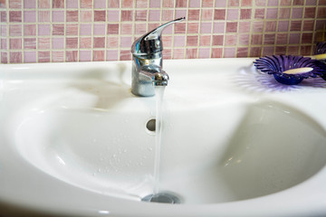 donna ragazza che pulisce casa