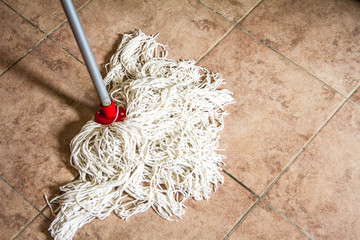 donna ragazza che pulisce casa