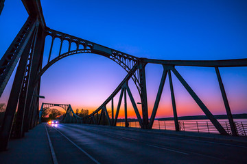Obraz premium Glienicker Bridge in Berlin, colorful evening scenery