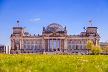 Obraz premium German parliament, Berliner Reichstag in springtime: Tourist attraction in Berlin
