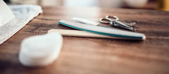 Rolgordijnen Manicureset op tafel © kerkezz
