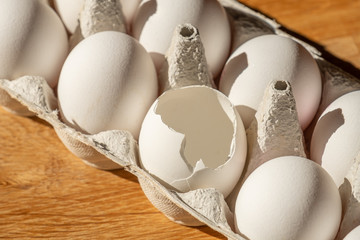 Offenes Ei in Eierkarton