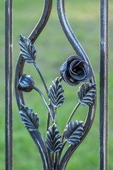 ozdobny kuty metalowy kwiat róży