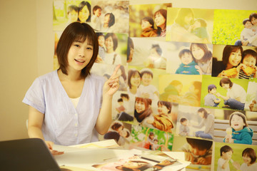 写真をプリントする女性