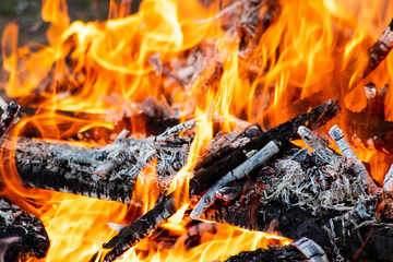 Glühend rot-orange loderndes Osterfeuer erhellt die Nacht auf romantische Weise