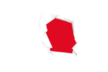 Weißes Papier mit ausgerissenem Loch und rotem Hintergrund