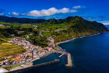 Sao Miguel - Die Azoren aus der Luft mit der Drohne. Meer, Strand, Küste und Landschaften aus der...