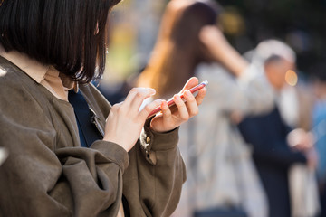 スマホを持つ女性の手元