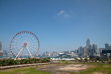 Naklejka premium Hong Kong Island ferris wheel skyline 