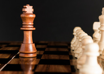 Scacchi fotografati su una scacchiera