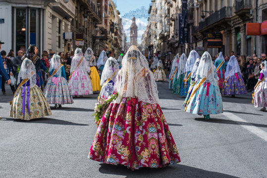 Falleras en la ofrenda de Valencia
