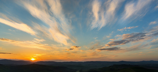 Fototapeta premium Wschód słońca z cloudscape nad krajobrazem