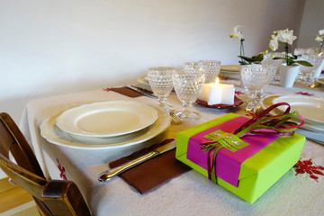 Table et cadeaux. / Table and gifts. 