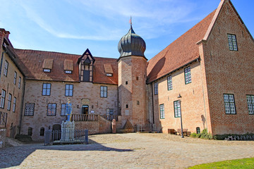 Wasserburg Bederkesa mit Roland (11. Jh., Niedersachsen)