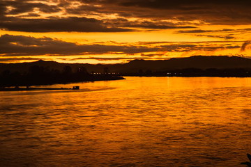 Obraz premium In the morning, the sun rises on the banks of the Mekong River in the Golden Triangle, Chiang Rai, Thailand.