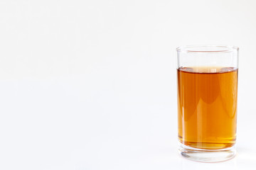 ガラスのコップに入れたお茶
