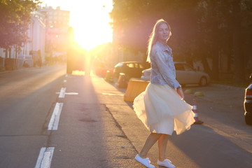 Fototapeta na wymiar Beautiful girl posing in the streets of city at sunset