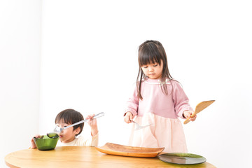 おままごとをする子どもたち