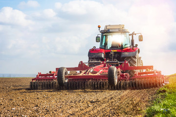 Obraz premium agriculteur labourant ses champs