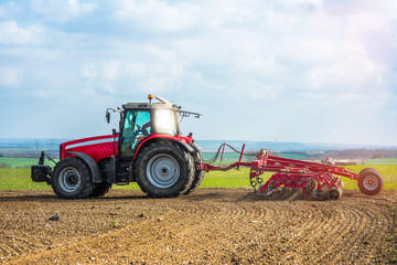 Obraz premium agriculteur labourant ses champs