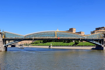 Pedestrian Bridge named after Bogdan Khmelnitsky (Kievsky Pedestrian Bridge)  across the Moscow River