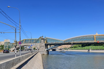 Fototapeta na wymiar Berezhkovskaya Embankment and the Bogdan Khmelnitsky Bridge (part of the bridge)