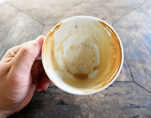close-up coffee cup on wood table in coffee cafe.