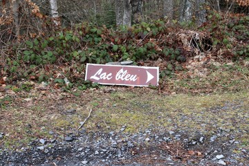 Le Lac Bleu à Champclause - Haute Loire - Lac sur fond de lauzes -  roches volcaniques