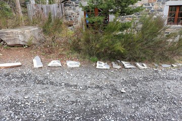 Le Lac Bleu à Champclause - Haute Loire - Lac sur fond de lauzes -  roches volcaniques