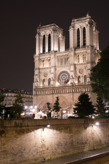 Fototapeta na wymiar Notre Dame lit up at night