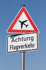 Deutsches Verkehrszeichen: Flugbetrieb - Aufstellung rechts