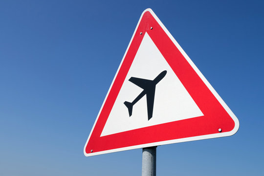 Deutsches Verkehrszeichen: Flugbetrieb - Aufstellung links