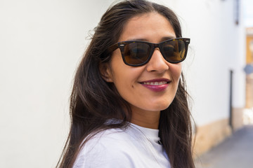 Naklejka premium Young indian woman laughing and happy