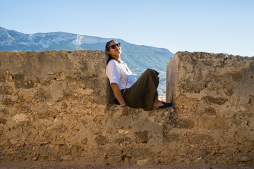 young woman sitting on the wall © Deboraht