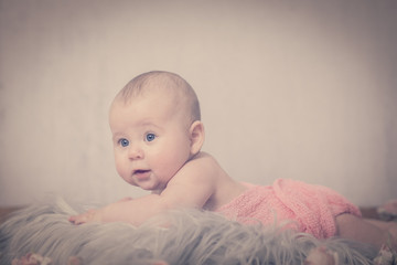 Portrait Baby offene Augen lacht soft tones