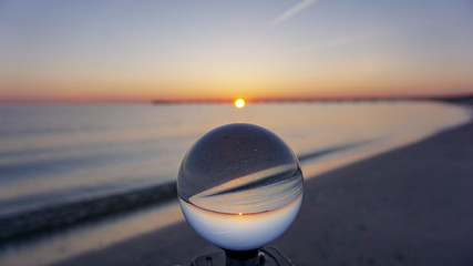 Ostsee-Strand von Prerow auf dem Darß im Sonnenuntergang in Glaskugel - Lensball Wallpaper	