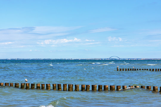 Blick vom Graswader Heiligenhafen auf die Fehmarn-Sund-Br&uuml;cke