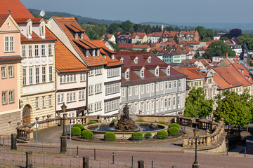 Obraz premium Wasserkunst und Gebäude am Schlossberg in Gotha, Thüringen, Deutschland