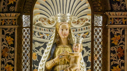 Fototapeta premium 16613_The_statue_of_Mary_and_baby_Jesus_inside_the_cathedral_in_Palermo_Sicily_Italy.jpg