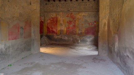 16888_The_wall_with_cracks_in_the_room_in_Pompeii_Italy.jpg