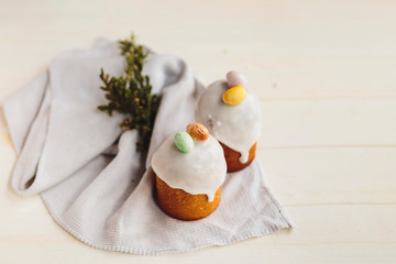 Obraz premium Happy Easter background with an easter bread cake decorated with glaze, chocolate and eggs. For greeting card, ad, promotion, poster, flyer. complex composition, beautiful scenery, movement, hands